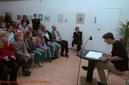 4.11.2004: eine "kleinkarierte" Lesung zur Vernissage im Antiquariat Schleifer